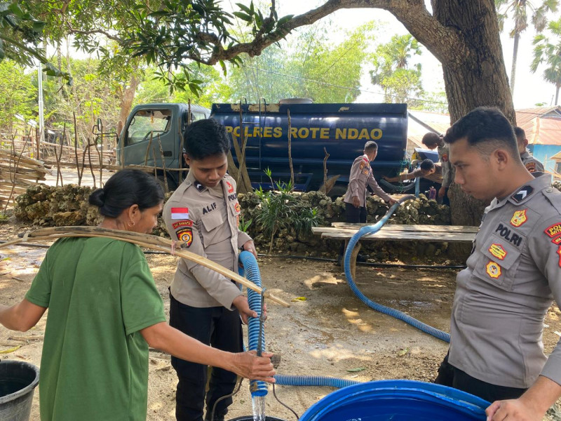Ringankan Beban Warga, Polres Rote Ndao Bantu 10 Ton Air Bersih Bagi Warga Desa Saindule Rote Barat Laut
