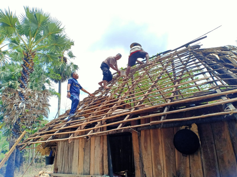 Warga Rote Ndao Salut Pada Polsek Lobalain Bantu Perbaiki Rumah Warga