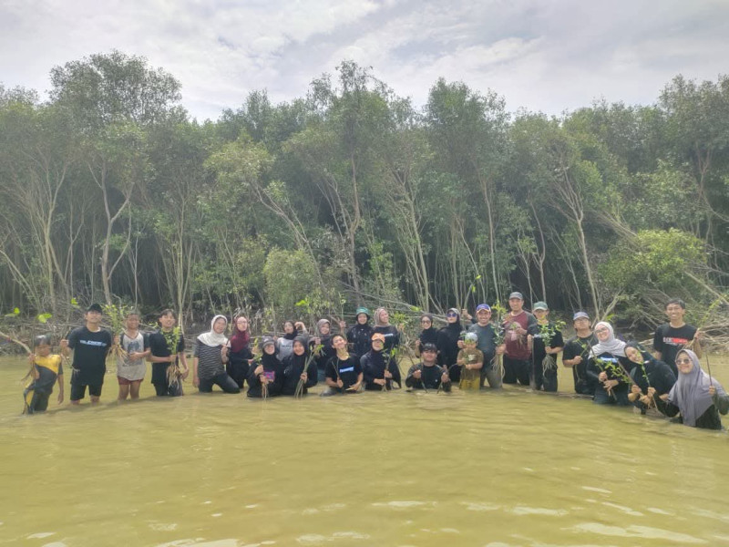Atasi Ancaman Abrasi, Warga Purworejo Bonang Gandeng Komunitas Phylosopicture KPI UIN Walisongo Tanam Mangrove di Sepanjang Pesisir