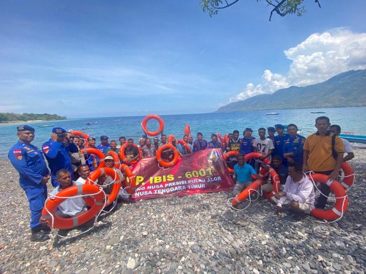 Polairud di Alor-NTT Bantu Sarana Pendukung Bagi Nelayan Melalui Kegiatan Sambang Nusa Presisi