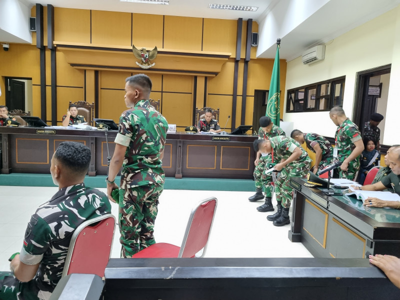 Luka Berdarah Pada Prada Lucky Diolesi Cabai Halus Oleh Prajurit Junior