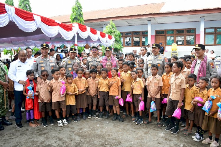 Kunjungi Pengungsi Erupsi Gunung Lewotobi, Wakapolri dan Akpol 1990 Salurkan Berbagai Bansos