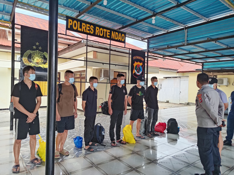 Tujuh WNA China Diduga Imigran Diserahkan Polres Rote Ndao Ke Imigrasi kelas I Kupang