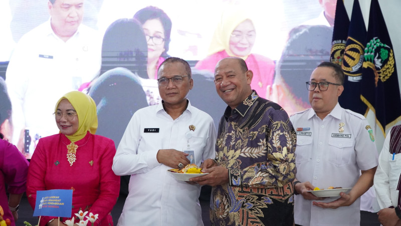 Bupati Syah Afandin Terima Penghargaan pada Hari Bhakti Kemen Imigrasi dan Kemasyarakatan