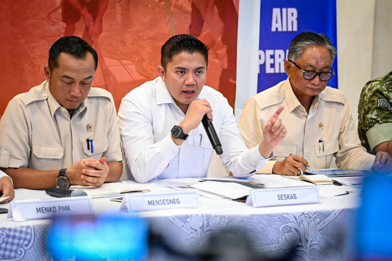 Seskab Teddy: Pemerintah Bergerak Sejak Detik Pertama Tangani Bencana di Aceh, Sumut, dan Sumbar