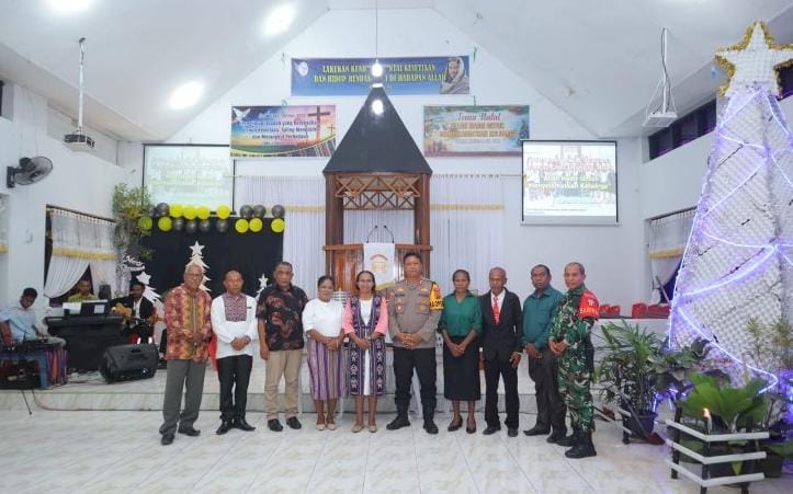 Di Perayaan Natal Pemuda GMIT Imanuel Mola, Kapolres Alor Ajak Pemuda Jadi Agen Terang dan Damai