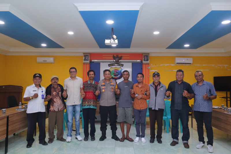 Polres Alor Fasilitasi Penyelesaian Pemasangan Daun Pada Pintu Gereja dan Kantor Desa