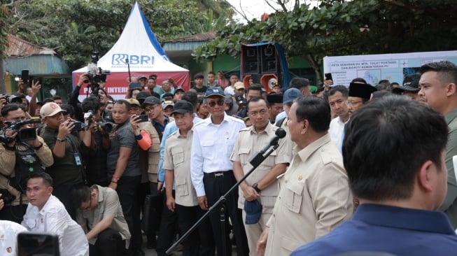 Tinjau Pengungsi Banjir di Langkat, Prabowo Tegaskan Negara Hadir: Kami Tak Akan Tinggalkan Kalian Sendiri