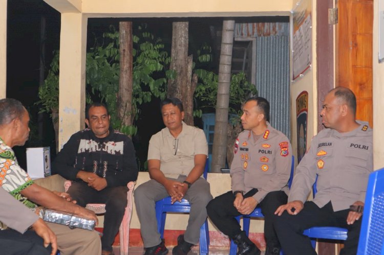 Tinjau Pos Siskamling Wetabua-Alor, Dirbinmas Polda NTT Serahkan Sarana Pendukung Keamanan Lingkungan