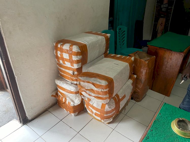 Miras Dalam Kemasan Diamankan Anggota Polres Alor dari Mobil Ekspedisi