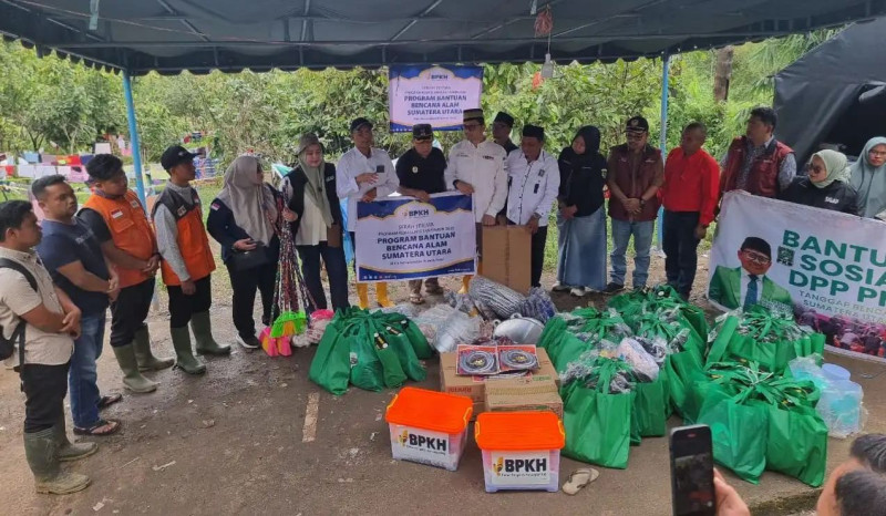 Ketua Komisi VIII DPR RI Bersama Kepala BPKH Bantu Korban Banjir di Desa Marsada Tapsel