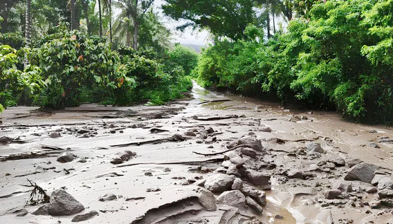 Lumpur Penuhi Akses Jalan Maumere-Larantuka Akibat Banjir Lahar Gunung Lewotobi Laki-laki