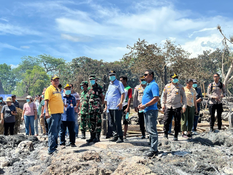 Kapolres dan Bupati Sumba Barat Tinjau Korban Kebakaran di Kampung Waruwora