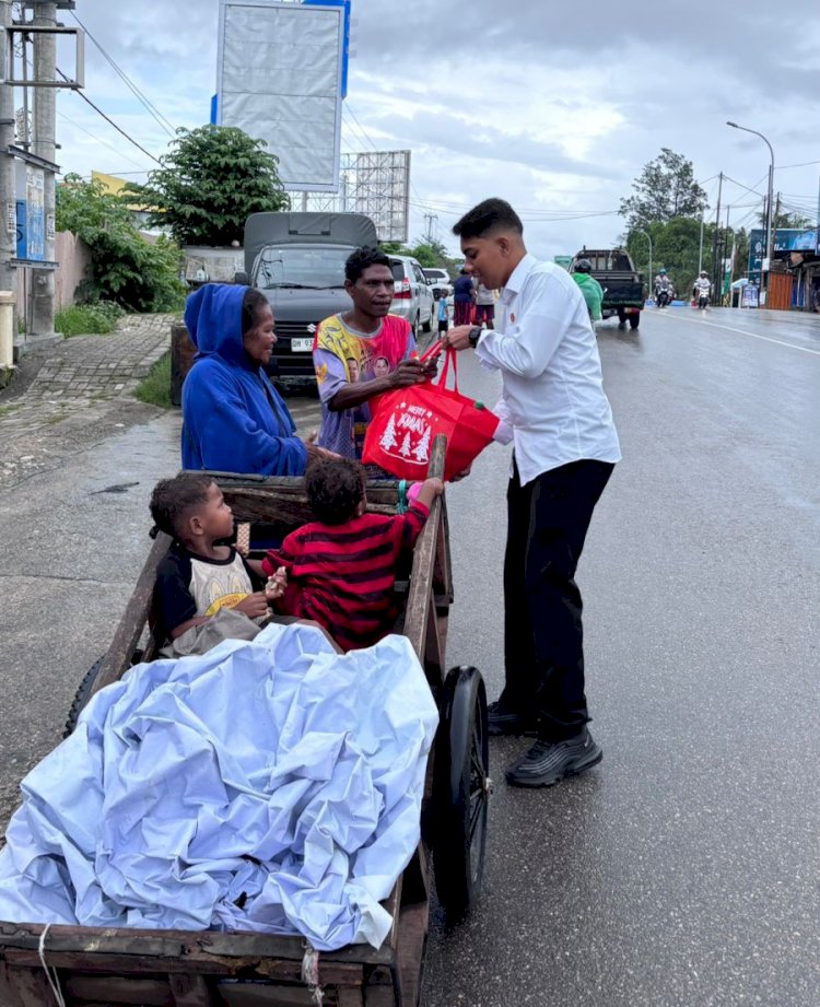 Anggota Ditreskrimsus Polda NTT Berbagi Sembako Dengan Warga Kurang Mampu