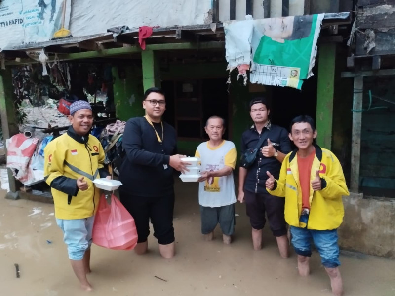 Maxim Salurkan Ratusan Paket Makanan untuk Warga Terdampak Banjir di Sumatera Utara