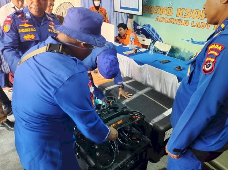 Almatus Ditpolairud Polda NTT Diterjunkan Bantu Pencarian Korban Kapal Tenggelam di Labuan Bajo