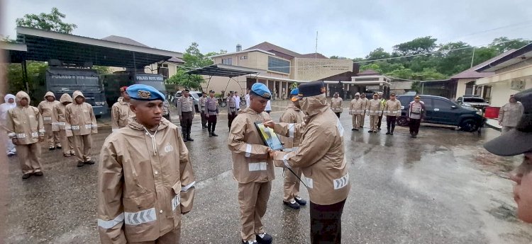 Diguyur Hujan Lebat, Kapolres Rote Ndao Pimpin Upacara PTDH Anggota