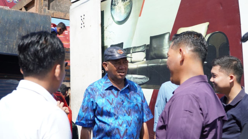 Bupati Syah Afandin Kirim Satu Truk Fuso Logistik untuk Warga Tanjung Pura