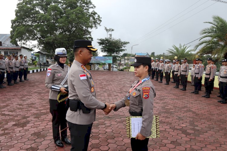 Kapolres TTS Beri Penghargaan Pada Polwan Berprestasi