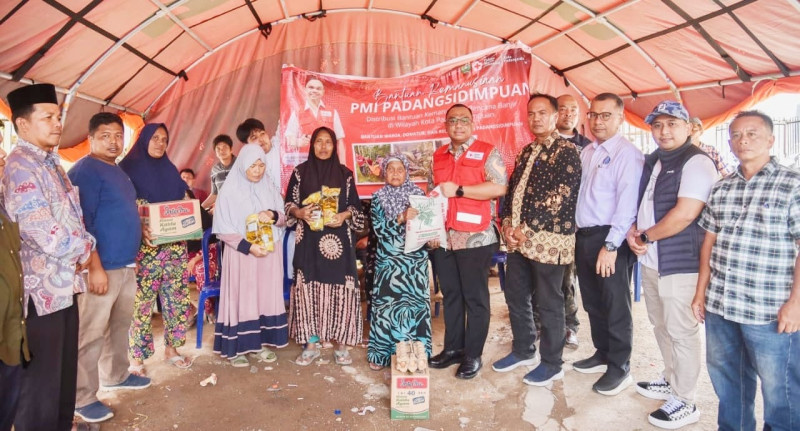 Usai Bagikan Bantuan di Sidakkal, PMI Padangsidimpuan Bagikan Paket Sembako Daerah Sabungan Sipabangun