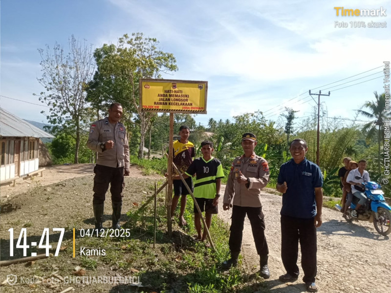 Cegah Kecelakaan, Kapolsek Ki'e Dan Jajaran Pasang Spanduk Himbauan di Lokasi Rawan