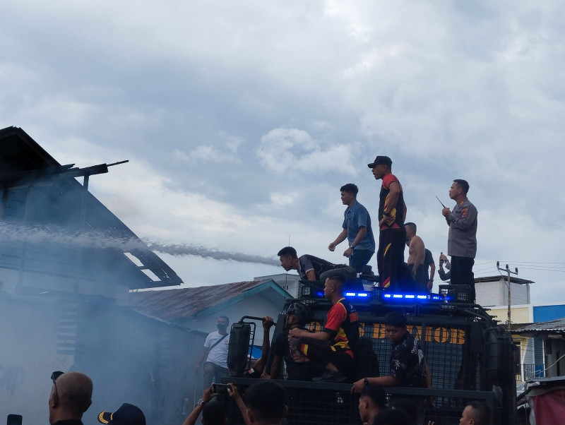 Pemukiman Warga di Belakang Pasar Batu Cermin Manggarai Barat Terbakar