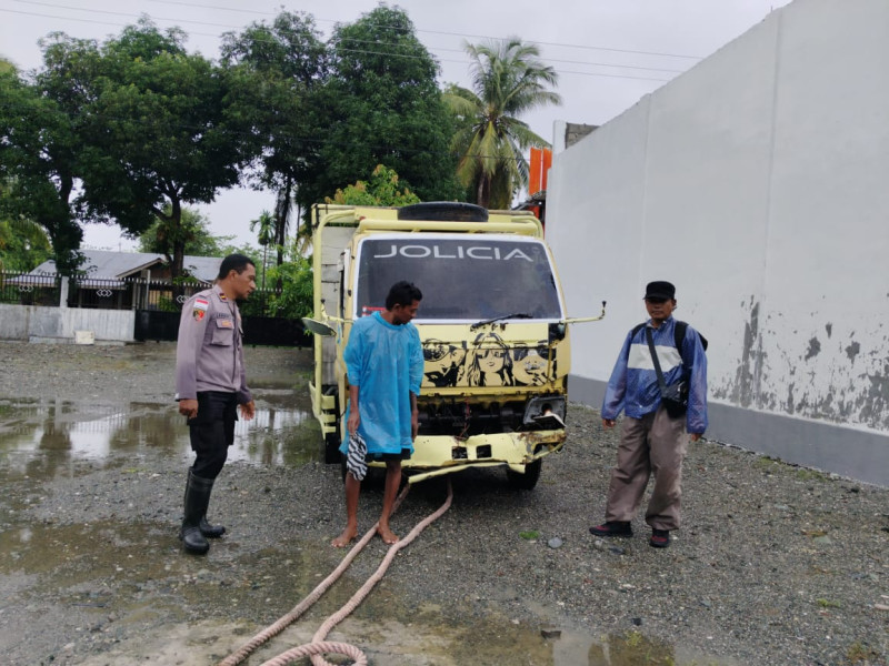 Terjebak Banjir Berjam-jam, Truk Muatan Bantuan PLTS Akhirnya Ditarik ke Darat