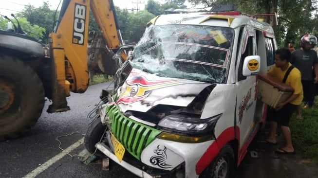 Angkot Tabrak Truk saat Nyalip di Simalungun, 6 Orang Jadi Korban