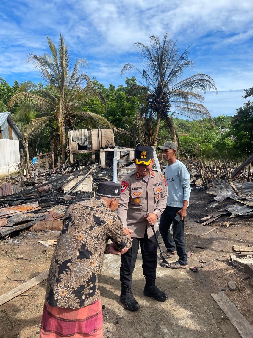 Kapolres Manggarai Barat Berikan Bantuan Bagi Korban Kebakaran