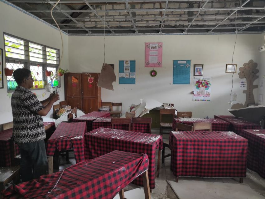 Siswa Sekolah Dasar Panik saat Plafon Ruang Kelas Roboh