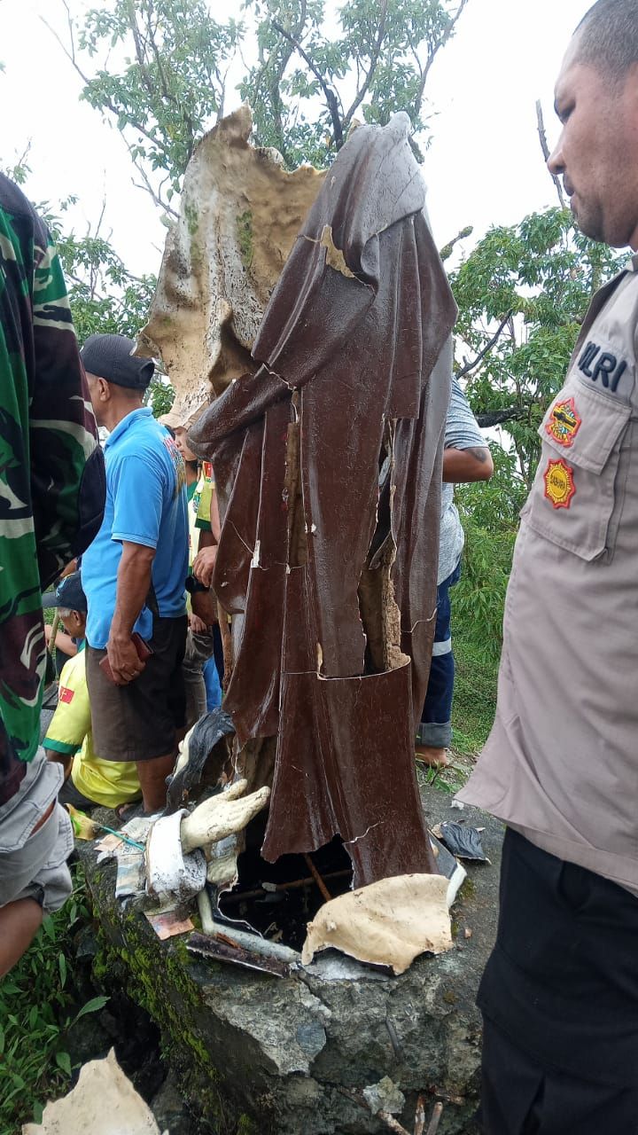 Patung Yesus Kristus di Puncak Gunung Lakaan Kabupaten Belu Rusak Tertimpa Dahan Pohon Patah