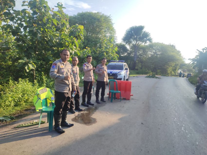 Jalan Nyaris Putus Tergerus Banjir, Polres Kupang Berlakukan Sistem Buka Tutup