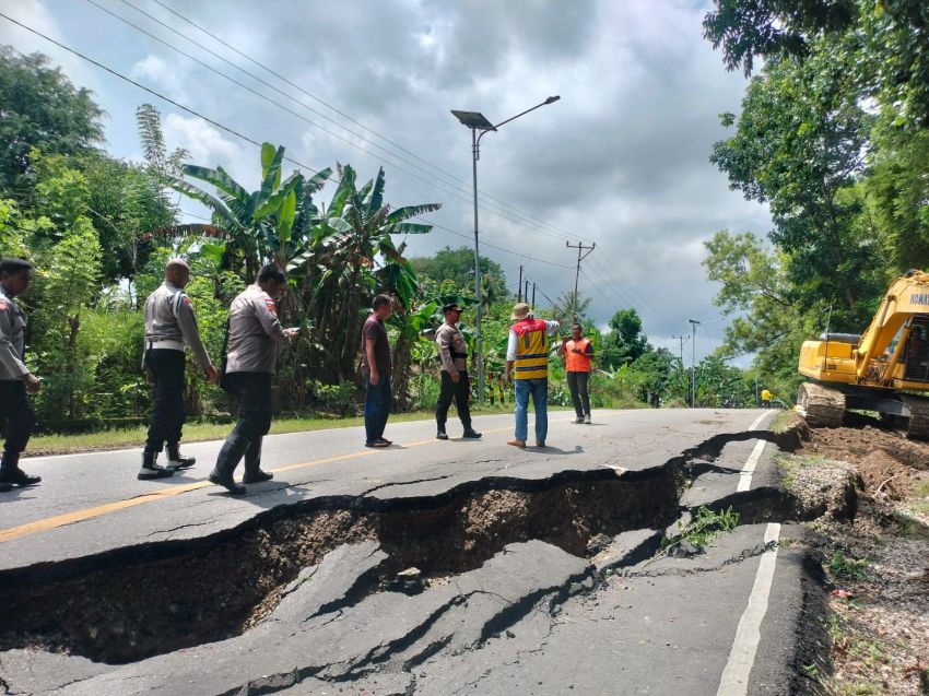 Jalur Penghubung Tujuh Kecamatan di Kabupaten TTS-NTT Longsor, Material Penuhi Badan Jalan