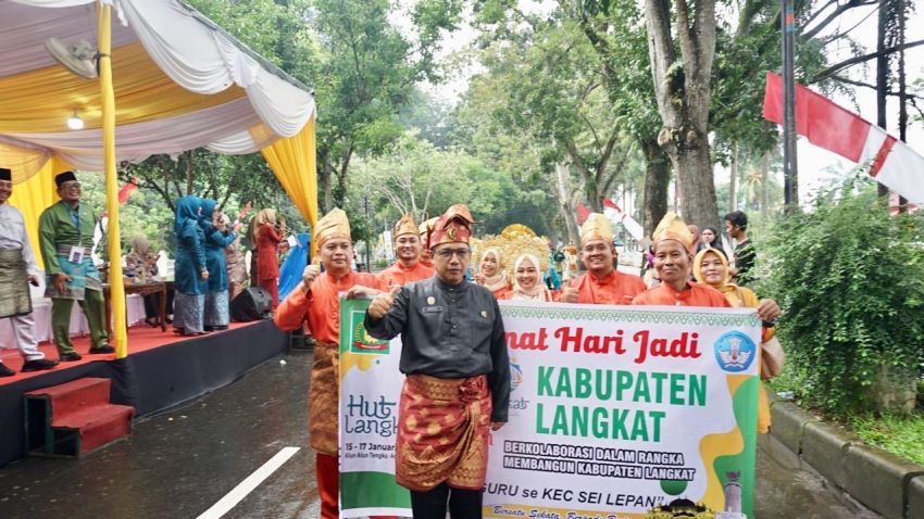 Pj. Bupati Langkat Resmi Lepas Karnaval Budaya 14 Etnik Meriahkan HUT ke-275 Langkat