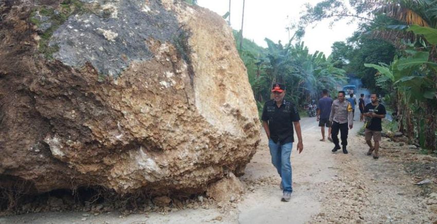 Jalan Antar Negara di Belu-NTT Terhambat Robohnya Batu Besar Pasca Hujan