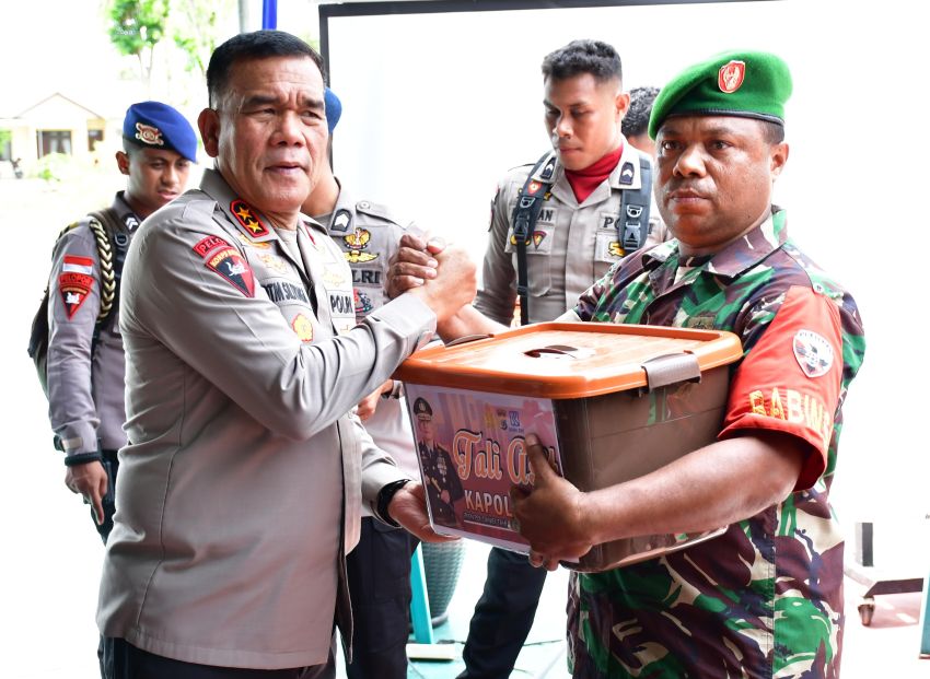 Kapolda NTT  Beri Tali Asih bagi Anggota Polri dan TNI di Kabupaten Malaka