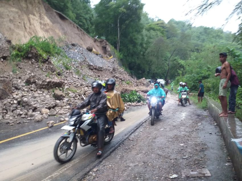 Arus Lalu Lintas di Pulau Timor-NTT Tersendat Material Tanah Longsor