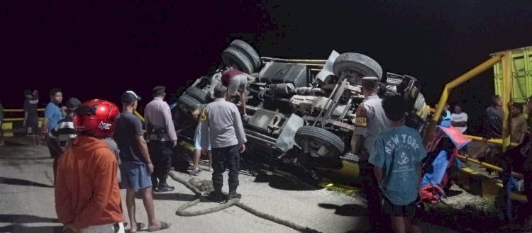 Sopir Mabuk Miras, Truk Tabrak Penahan Dermaga dan Terbalik di Pelabuhan Rote Ndao