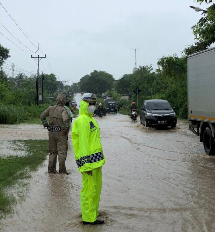 Banjir Meluber ke Badan Jalan Timor Raya Kupang, Arus Lalu Lintas Macet
