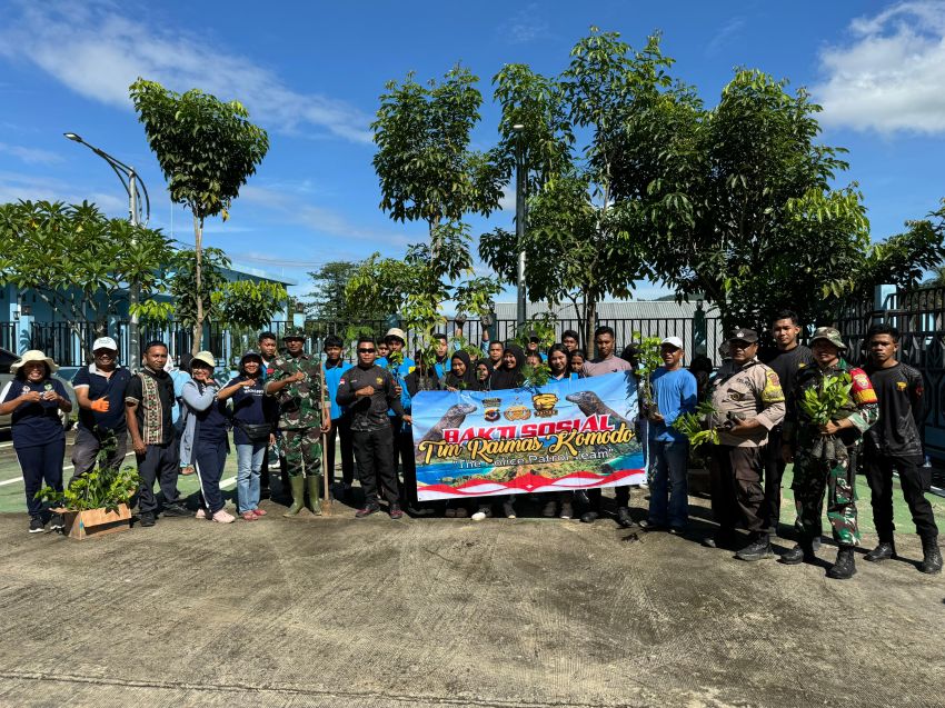 Polisi-Pelajar dan Masyarakat di Labuan Bajo, Manggarai Barat Tanam Ribuan Bibit Pohon