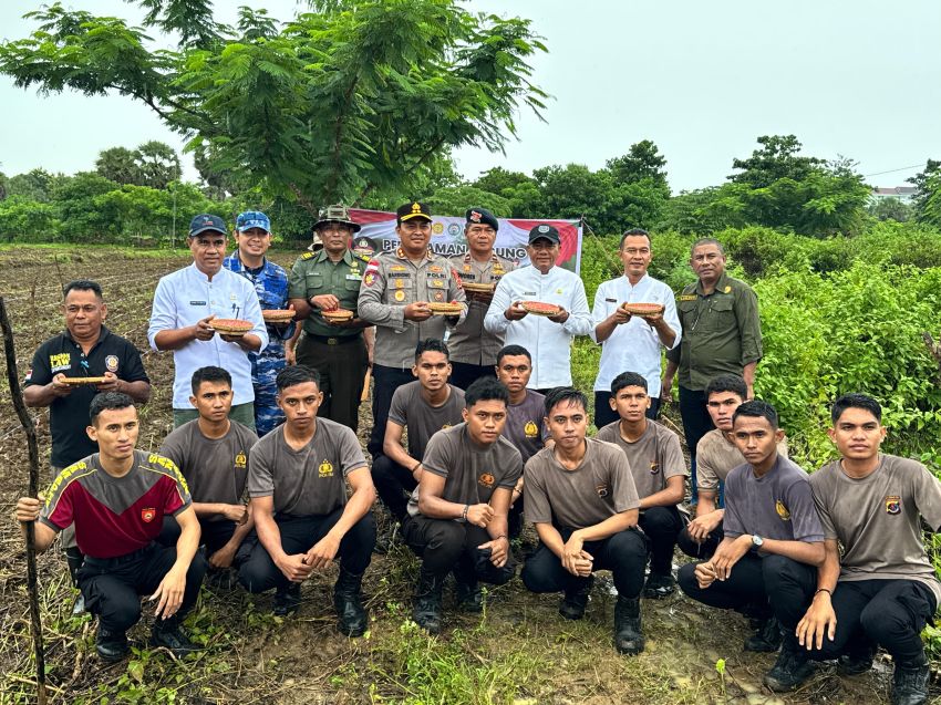 Garap Lahan Dua Hektar di Kecamatan Lobalain, Polres Rote Ndao Tanam Jagung Hibrida