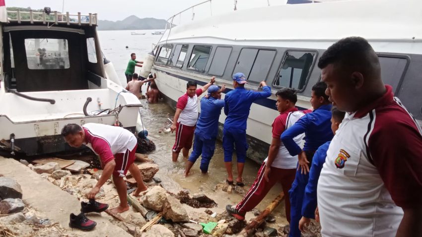 Polisi  Evakuasi Speed Boat Kandas di Perairan Labuan Bajo-Manggarai Barat