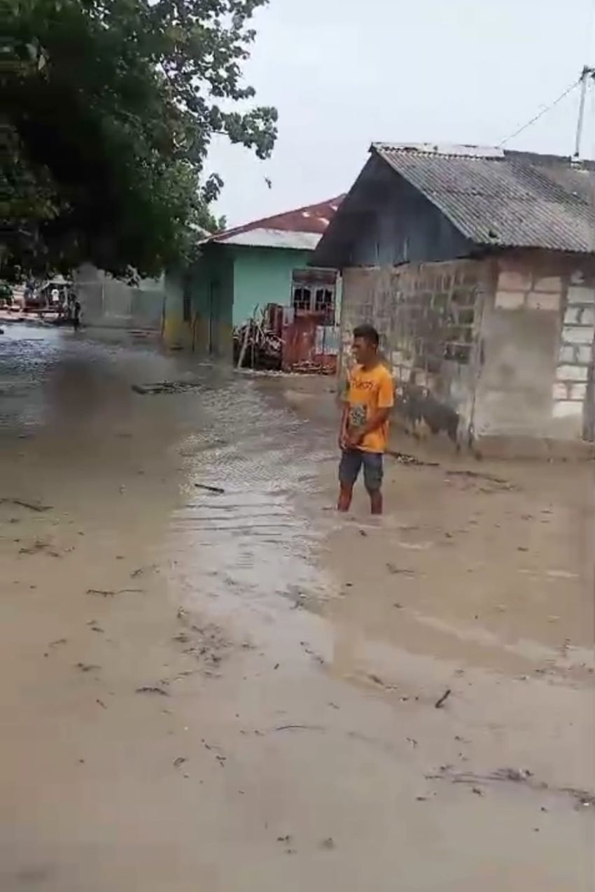 Warga Tablolong-Kupang Selamatkan Diri dari Banjir Rob