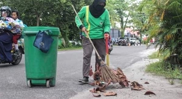 Jelang 3 Bulan Gaji Petugas Kebersihan di Sidimpuan Tak Kunjung Dibayar. Petugas: Puasoma Indon Biadoma Ami?