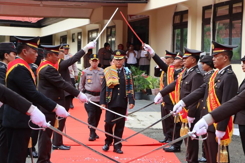 Purna Tugas, Polres Manggarai Barat Lepas Wakapolres dengan Upacara Pedang Pora