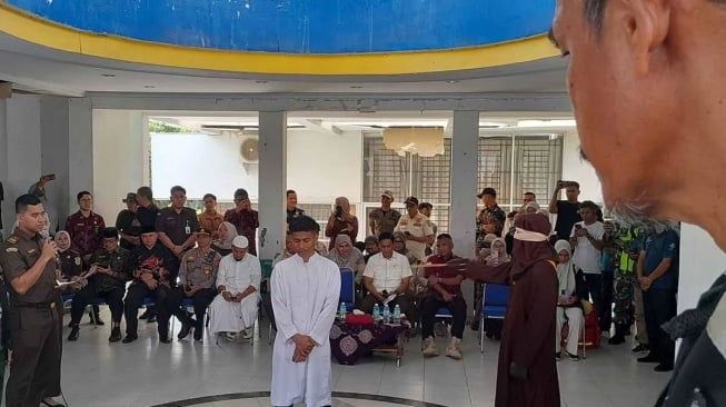 Meringis! Pasangan Gay di Aceh Dicambuk 80 dan 85 Kali