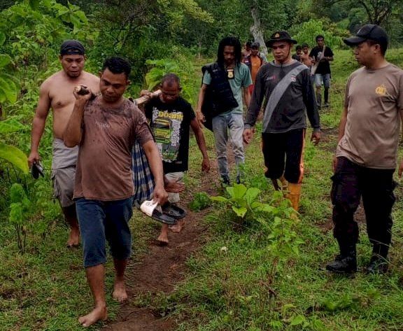 Ketiadaan Sarana Transportasi, Tiga Polisi di Kabupaten TTU Evakuasi Korban Jatuh dari Pohon dengan Tandu