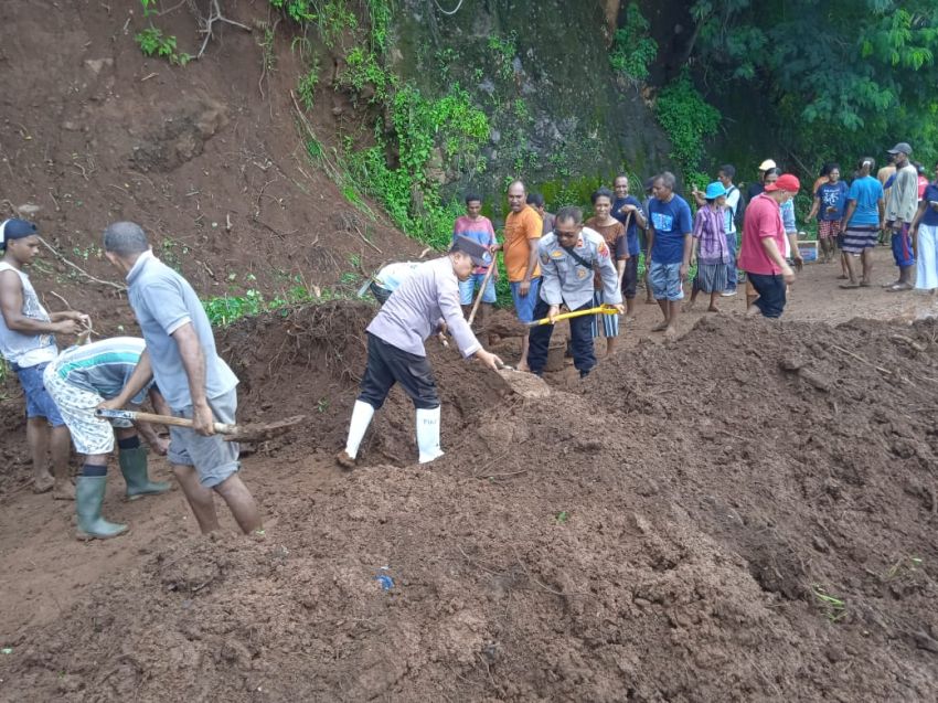 Hujan Intensitas Tinggi di Kabupaten Sikka Sebabkan Abrasi dan Rusaknya Jalan Pantura