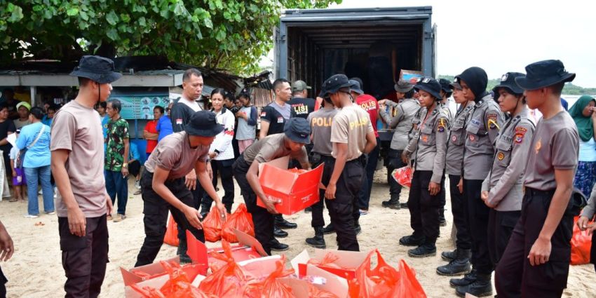 Bintara Remaja Polda NTT Bagikan Bantuan dan Baksos Bersama Korban Banjir Rob di Kupang Barat