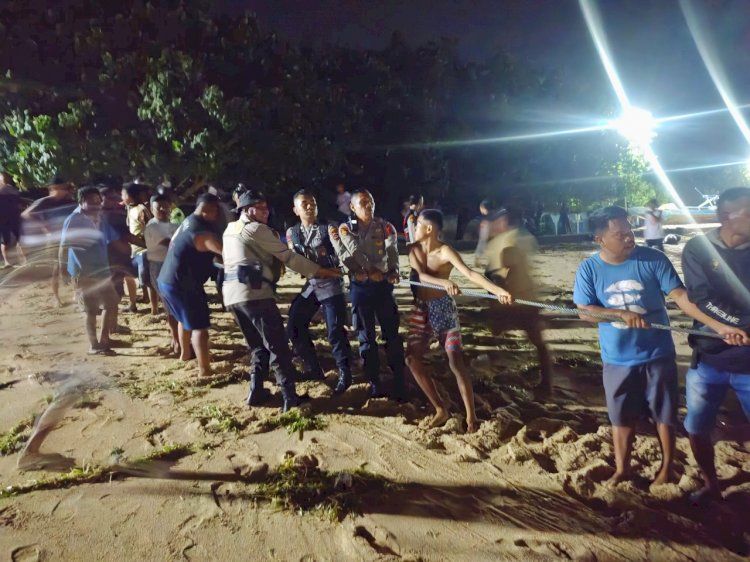 Puluhan Rumah Warga di Tablolong-Kupang Terkena Gelombang Pasang, Tim Siaga Bencana Polda NTT Evakuasi Korban